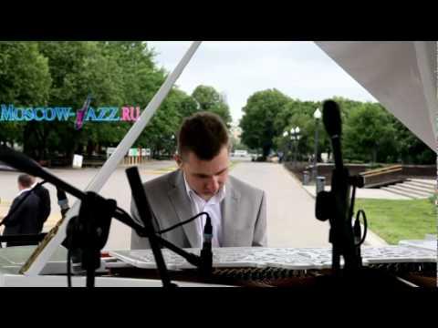 Джазовый пианист (аренда белого рояля) // moscow-jazz.ru